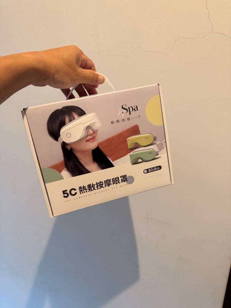 由 wangnoodle15596 (刊登 ID 1370066639，圖片 1) 提交，位於 台中市 (Taichung) 的 【3ZeBra三隻斑馬5C熱敷按摩眼罩-至尊款(白)】按摩器 按摩眼睛 節慶送禮最佳選擇 (類別：按摩紓緩用品)，說明：【3ZeBra三隻斑馬5C熱敷按摩眼罩-至尊款(白)】按摩器 按摩眼睛 節慶送禮最佳選擇 🔥🔥🔥價格：1,200元/個🔥🔥🔥 三種模式，熱敷按摩、震動按摩、智能氣壓按摩： 👉熱敷功能：加熱40度左右，溫敷眼睛。 👉震動按摩：以特定頻率震動按摩，按摩眼周細紋。 👉智能氣壓按摩：模仿人手方式按摩眼睛，以氣壓方式按壓，眼周穴道感受較強烈。 內置音樂，內建鋰電池、無線使用、180度可折疊，15分鐘自動關機，數量：2個。 📍面交地點：梧棲全家便利商店海星星店（八德路和大仁路交接） 👉7-11取貨付款運費38元 👉全家取貨付款運費39元。
