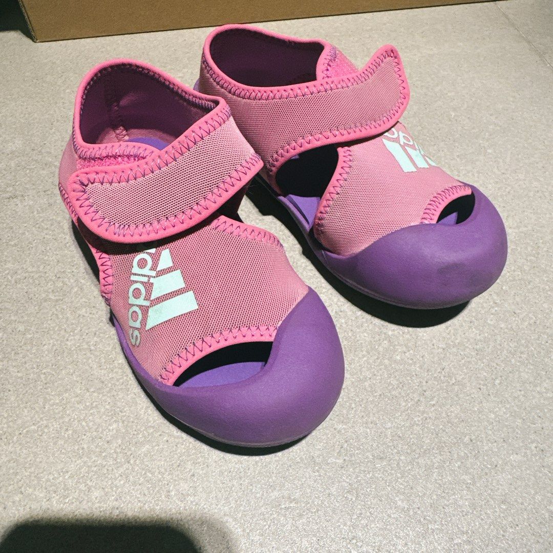 由 georginahuang (刊登 ID 1370086109，圖片 3) 提交，位於 台中市 (Taichung) 的 9.9 新Adidas童鞋size UK10 (類別：嬰兒及兒童流行時尚)，說明：僅在家裡試穿 小孩鞋太多… 穿不到 買的時候非常非常貴… sizeUK10 適合4-7 歲。