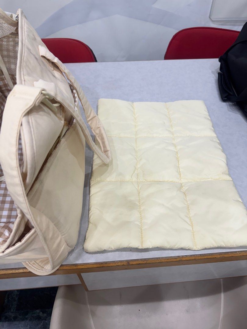 由 linnenn (刊登 ID 1370121008，圖片 3) 提交，位於 台中市 (Taichung) 的 韓國狗狗包 原價1400 (類別：寵物及其他)，說明：沒用五次 狗狗太重7.5公斤根本沒辦法揹 只是被狗狗推車輪子弄到 洗得掉 只是我懶得洗。