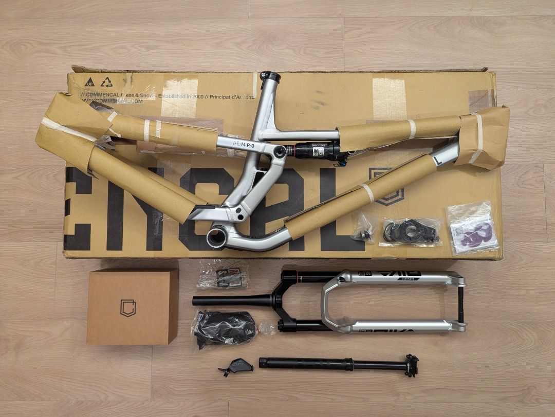 由 litchijim (刊登 ID 1370235600，圖片 1) 提交，位於 台北市 (Taipei) 的 全新 2022 COMMENCAL T.E.M.P.O Medium 銀色 登山車 MTB 車架 (類別：單車)，說明：車架 ：全新 2022 COMMENCAL T.E.M.P.O Medium 銀色 前叉：全新 ROCKSHOX PIKE ULTIMATE RC2 CHARGER 3 行程140mm（上管沒裁過，沒打梅花） 後避震：全新 ROCKSHOX SUPER DELUXE ULTIMATE RCT 座管：全新 ETHIRTEEN VARIO 31.6MM 120-150MM 座管束：全新 DA BOMB MARK III 介紹： 車架是去年從bike-components買的，收到後一直閒置在家。 車架材質是鋁合金（COMMENCAL只做鋁合金車架），之前原本想組起來騎，頭碗已裝好，五通處因為第一次裝press fit的BB沒有經驗，所以有一點點摩擦痕跡，有寫信問