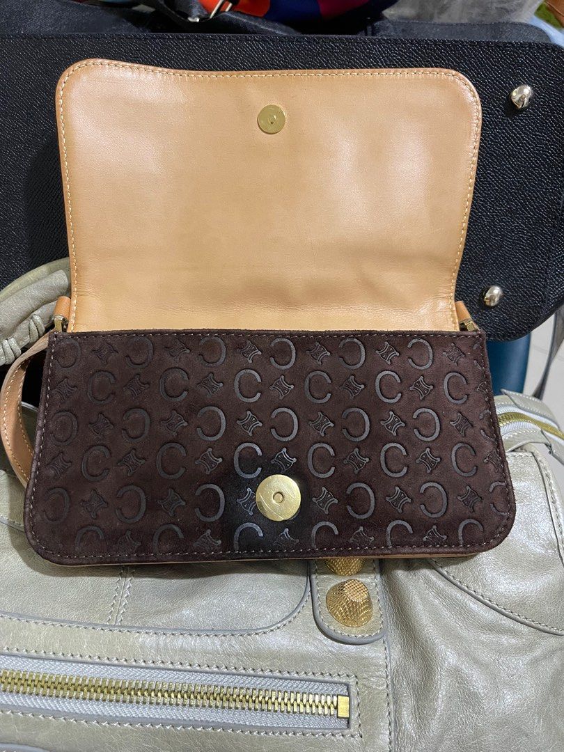 Auth TRIO HANDBAG CELINE BROWN IN SUEDE (Category: Luxury Bags & Wallets) located in San Pablo. Submitted by jamichajan07627 (Listing ID 1370118593, Image 3). Description: Preloved Auth celine trio bag in good condition .