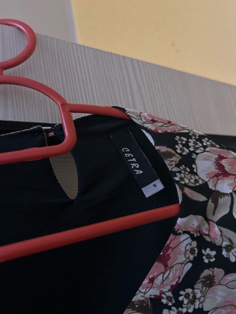 blouse (Category: Blouses) located in Kuantan. Submitted by iwani_abdhalim (Listing ID 1370188511, Image 3). Description: Normal price: RM150 beli dlm mall parkson kain sejuk+ dah ada inner kat dalam.