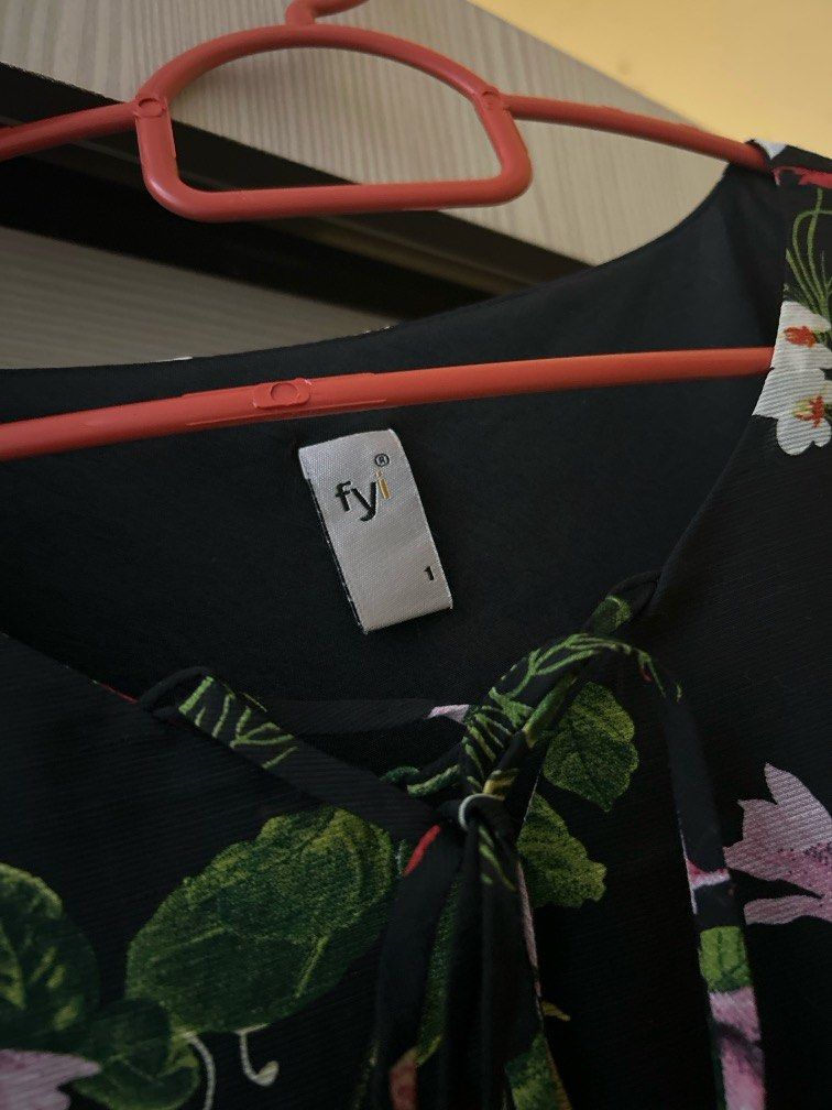 Blouse (Category: Blouses) located in Kuantan. Submitted by iwani_abdhalim (Listing ID 1370188948, Image 3). Description: Normal price: RM170 beli dlm mall parkson kain sejuk + dah ada inner kat dalam.