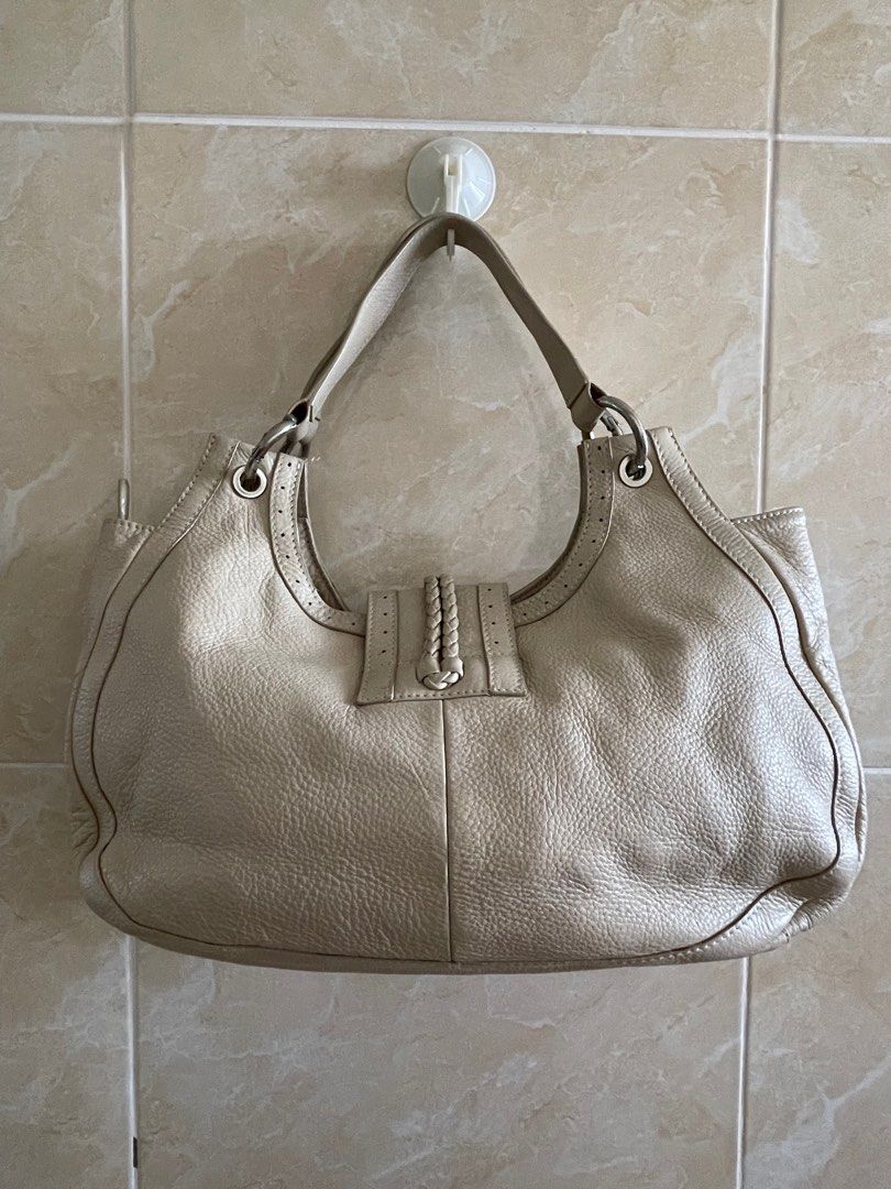 Bottega Veneta leather shoulder bag (Category: Luxury Bags & Wallets) located in General Santos City (Dadiangas). Submitted by kluwiwey05 (Listing ID 1370110486, Image 2). Description: -lightly used vintage Bottega Veneta shoulder bag, still good as new! -payment first basis and payment is through GCash or bank transfer -negotiable and shipping is free! 📍General Santos City.