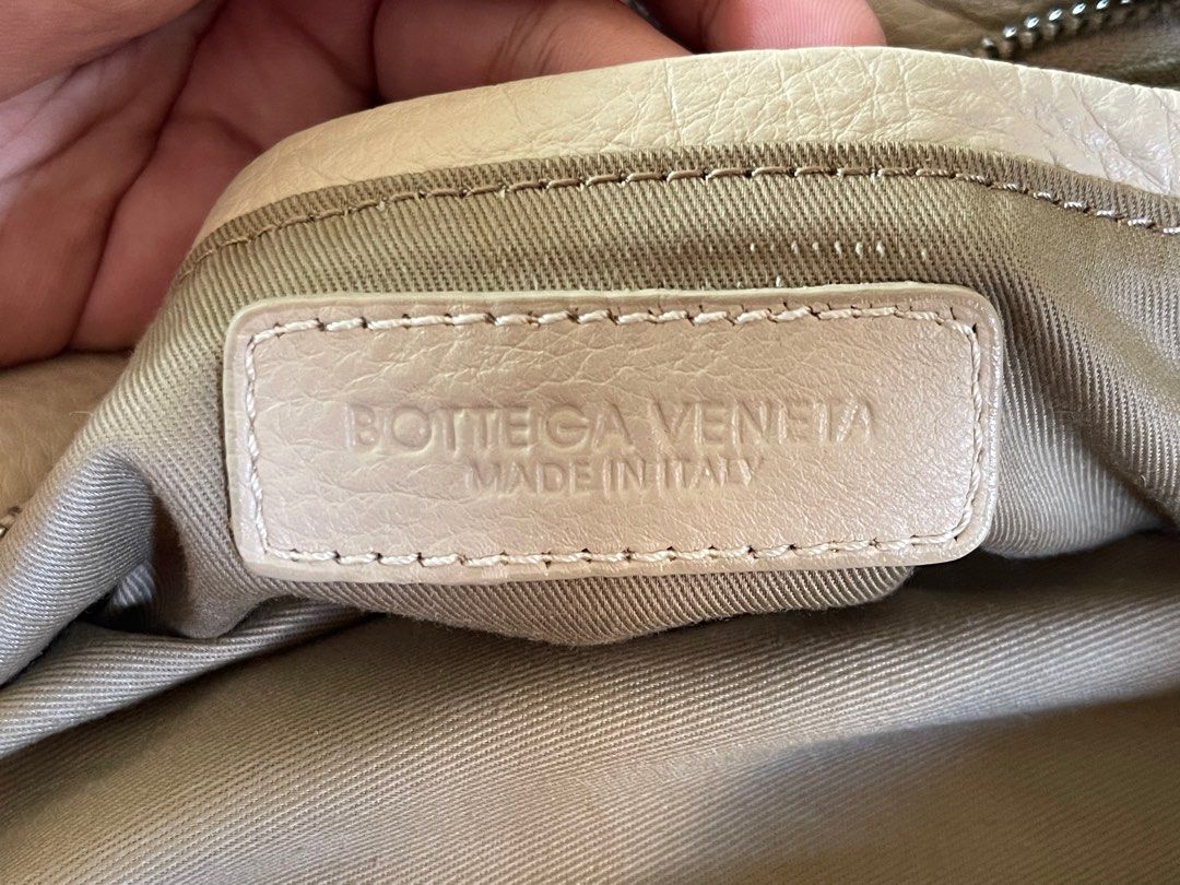Bottega Veneta leather shoulder bag (Category: Luxury Bags & Wallets) located in General Santos City (Dadiangas). Submitted by kluwiwey05 (Listing ID 1370110486, Image 3). Description: -lightly used vintage Bottega Veneta shoulder bag, still good as new! -payment first basis and payment is through GCash or bank transfer -negotiable and shipping is free! 📍General Santos City.
