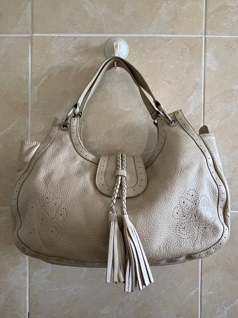 Bottega Veneta leather shoulder bag (Category: Luxury Bags & Wallets) located in General Santos City (Dadiangas). Submitted by kluwiwey05 (Listing ID 1370110486, Image 1). Description: -lightly used vintage Bottega Veneta shoulder bag, still good as new! -payment first basis and payment is through GCash or bank transfer -negotiable and shipping is free! 📍General Santos City.