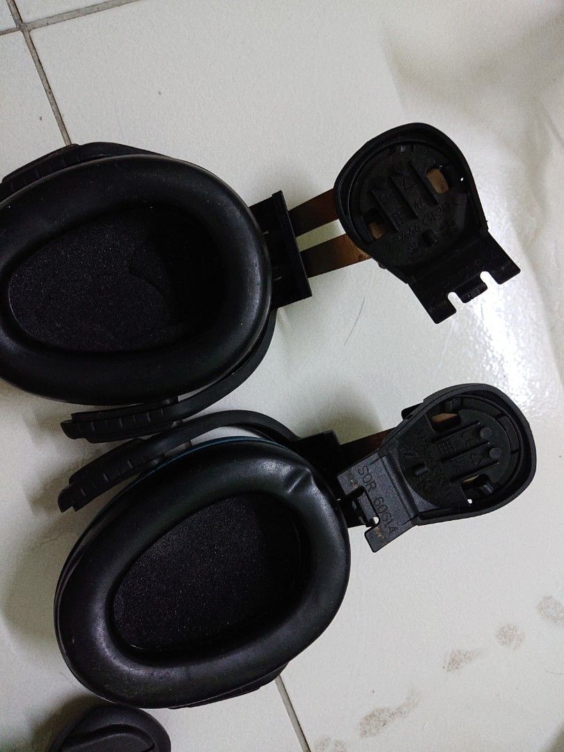 Earmuff (Category: Others) located in Johor Bahru. Submitted by cakoi_99 (Listing ID 1370168055, Image 3). Description: Condition 8.5/10 Brand MSA box NOT include.