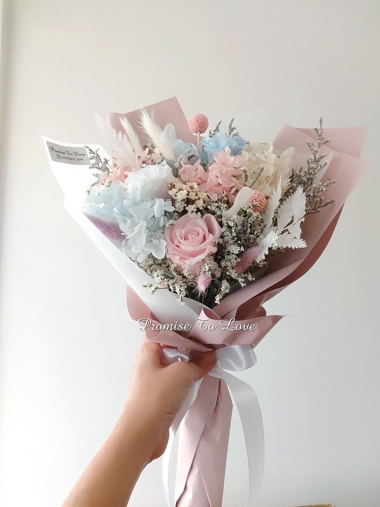 Free delivery of preserved and dried flowers gift bouquet (Anniversary/Birthday/Surprise) (Category: Flowers & Bouquets) located in Singapore. Submitted by promisetolove (Listing ID 1370108262, Image 1). Description: Preserved/dried flowers gift bouquet. Free in-house doorstep delivery service. Free greeting card. Free bouquet carrier. Photo ©️ Promise To Love.