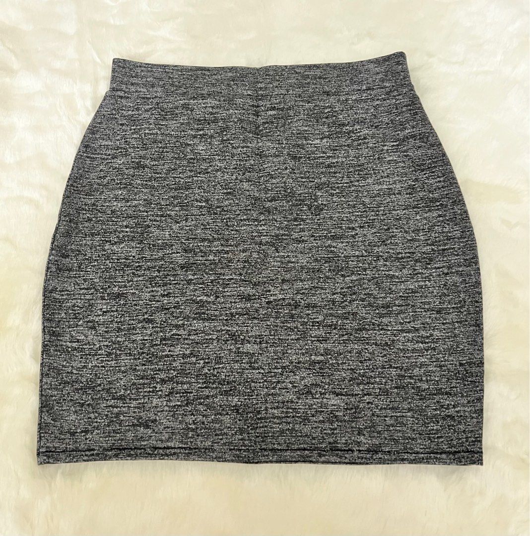 Gray Pencil Cut Skirt (Category: Skirts) located in Pasig City. Submitted by secondlifefinds (Listing ID 1370096901, Image 1). Description: Gray Pencil Cut Skirt Fits S-M Used but not abused 📍Pasig City / Makati City (weekdays only).