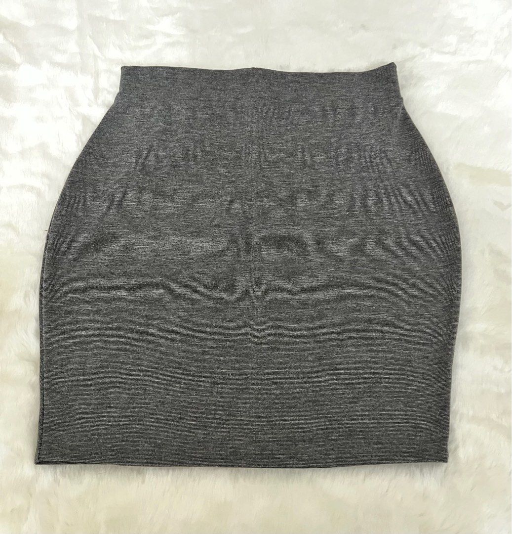 Gray Pencil Cut Skirt (Category: Skirts) located in Pasig City. Submitted by secondlifefinds (Listing ID 1370097163, Image 1). Description: Gray Pencit Cut Skirt Fits S-M Used but not abused 📍Pasig City / Makati City (weekdays only).