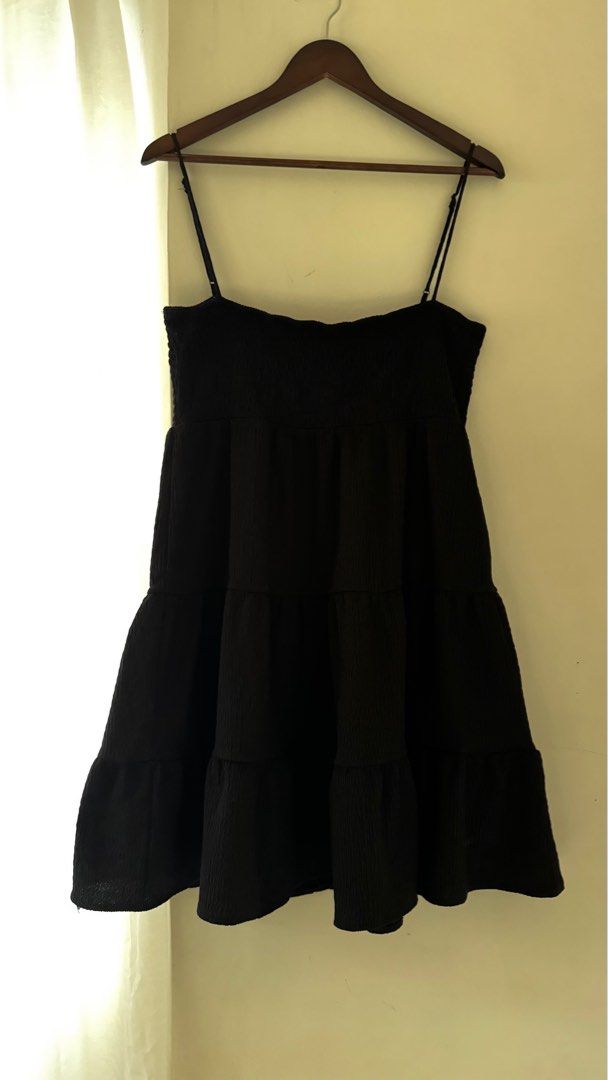 H&M Black Short Dress (Category: Dresses) located in Santa Rosa. Submitted by andyyy90ahn (Listing ID 1370132946, Image 1). Description: I removed the tag but it’s h&m.