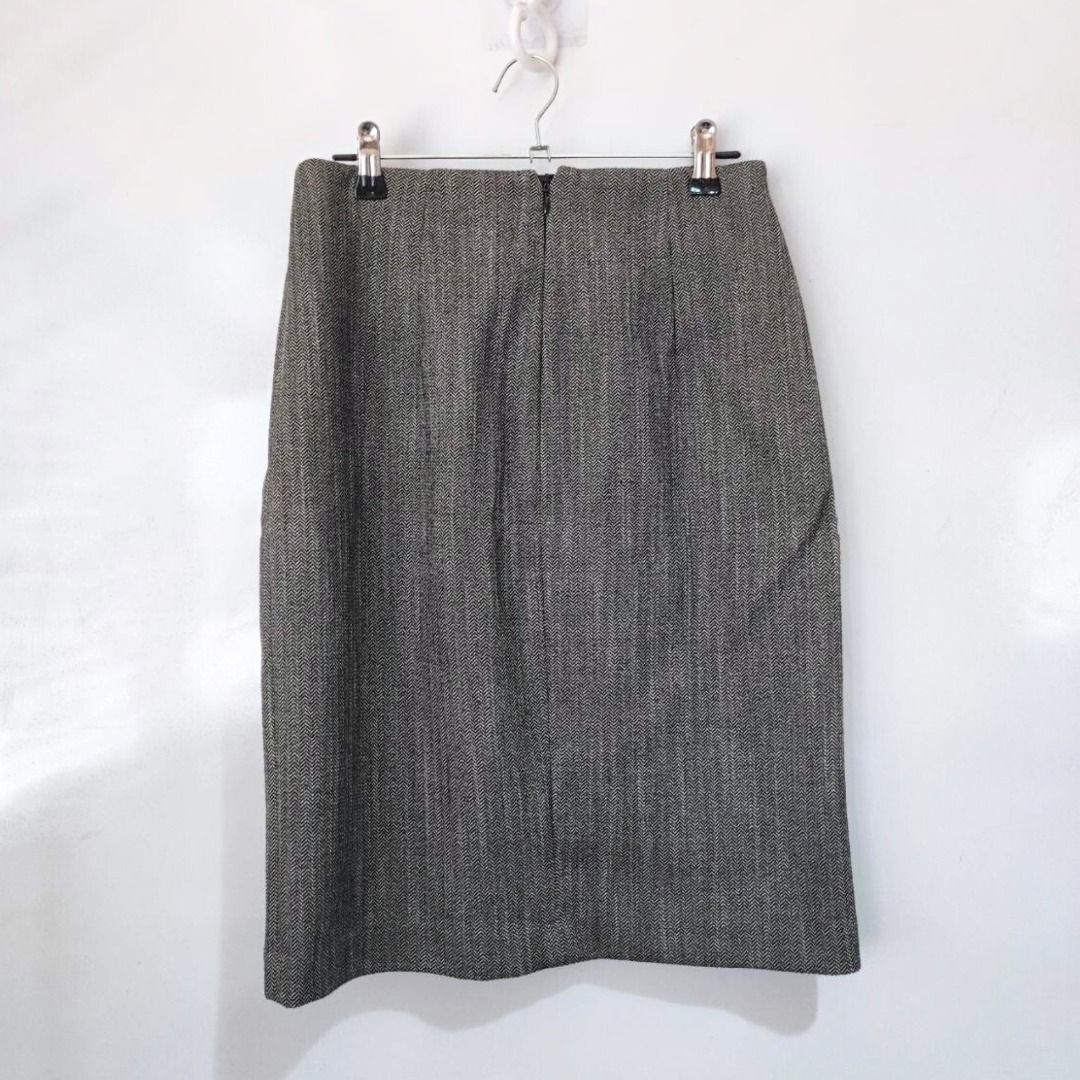 H&M Black/White Patterned Pencil Skirt with Slit (Category: Skirts) located in Muntinlupa City. Submitted by liaadeclutters (Listing ID 1370132955, Image 2). Description: RFS: I don't use it anymore 📦 Shipping options: • J&T • Gogoexpress • Lalamove • Meet-up in Muntinlupa.