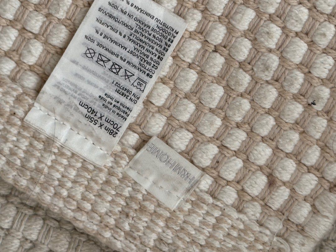 H&M Rug (Category: Carpets, Mats & Flooring) located in Mandaluyong City. Submitted by _noel (Listing ID 1370108532, Image 2). Description: .