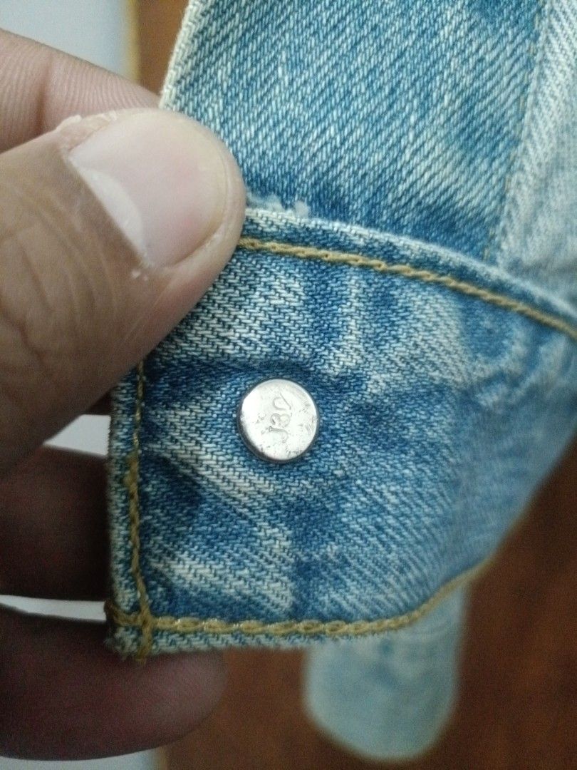 jacket Levis big E (Category: Coats, Jackets and Outerwear) located in Cukai. Submitted by pencinta_lusuh (Listing ID 1370220430, Image 3). Description: jacket levis big E buatan japan butang no J30 pit 20 labuh 23 condition mantap.. bebas koyak boleh refer gambar untuk detail. RM280 RASA MAHAL BOLEH TRY OFER HARGA ANDA. NGAM KITA DEAL. #lambattinggal #barangpadu #jacket #jaket #denim #mantoppp.