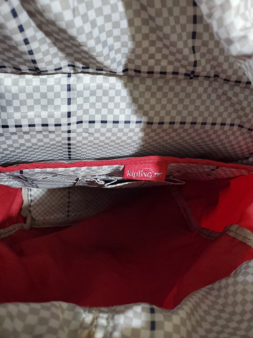 KIPLING EXPERIENCE S Small Backpack (Category: Backpacks) located in Manila. Submitted by mamaloverakkie (Listing ID 1370095056, Image 2). Description: ISSUE: PEN MARKS/PAINT All in all kulay ang ganda pa pen Marks/PAINT lang tlga ang problema. .