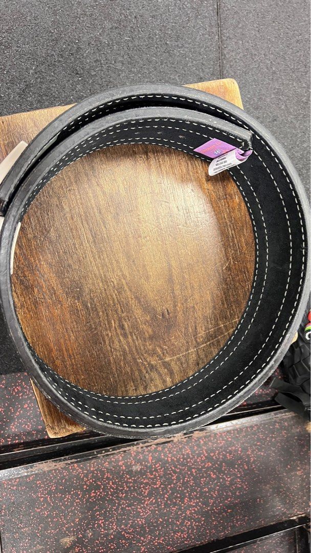 由 wen0829 (刊登 ID 1370103097，圖片 2) 提交，位於 高雄市 (Kaohsiung) 的 Longhorn™M 快扣型健力腰帶 XL (類別：舉重和啞鈴)，說明：幫健身教練朋友代賣 ，因為朋友已使用SBD腰帶，這條當初新買使用一兩次，購入價格大約五千左右，割愛價：$4000 可小議 尺寸：xl 。