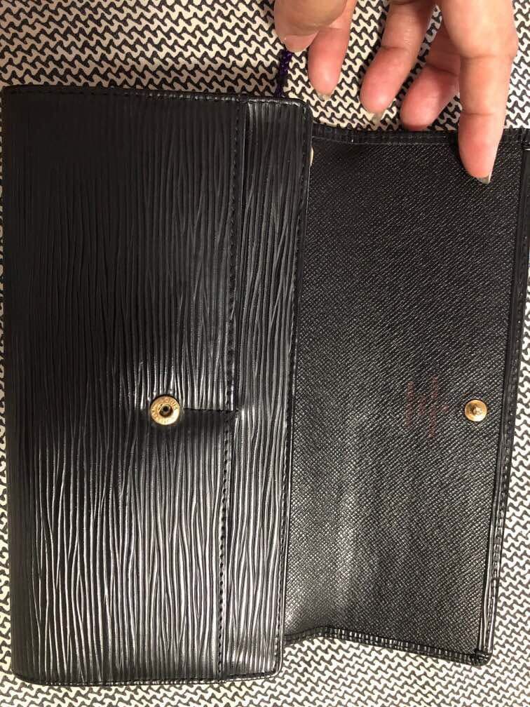 Lv black epi (Category: Luxury Bags & Wallets) located in Cainta. Submitted by yummybunny06 (Listing ID 1370117585, Image 2). Description: flaw nito ayaw na ma-attach lock button s sarap..