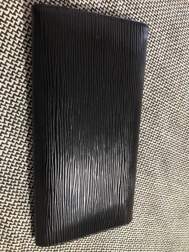 Lv black epi (Category: Luxury Bags & Wallets) located in Cainta. Submitted by yummybunny06 (Listing ID 1370117585, Image 3). Description: flaw nito ayaw na ma-attach lock button s sarap..