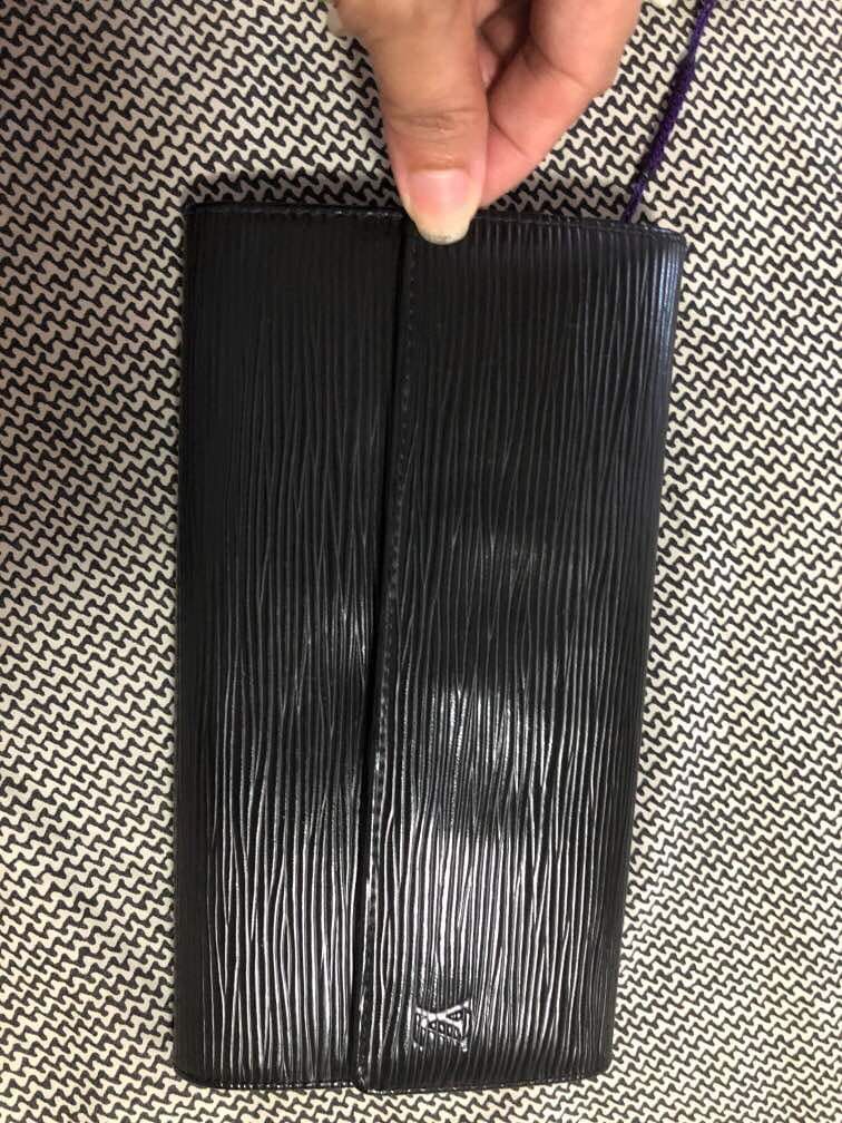 Lv black epi (Category: Luxury Bags & Wallets) located in Cainta. Submitted by yummybunny06 (Listing ID 1370117585, Image 1). Description: flaw nito ayaw na ma-attach lock button s sarap..
