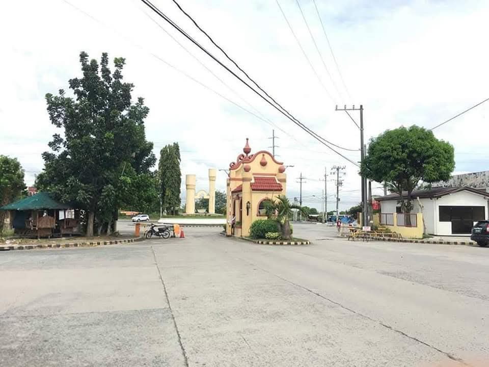 Metro South Executive Subdivision General Trias (Category: Lot) located in Bacoor. Submitted by sharmaine55 (Listing ID 1370119739, Image 1). Description: LOT ONLY in a Subdivision 300 Sq.meters 11000/square meter near Tagaytay (30Mins Driving) near Silang Reason for Selling: Proximity to Family Clean Title All taxes paid 2 Adjacent Lots 150sq.meters Total Lot Area: 300 Sq.meters Location: Metro South Subdivision, General Trias Cavite Other Featu