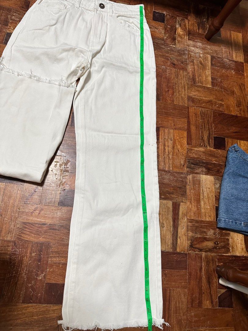 No Brand Wide Leg Jeans (Category: Jeans) located in Alicia. Submitted by beebuu1994 (Listing ID 1370131953, Image 3). Description: Waist 28.