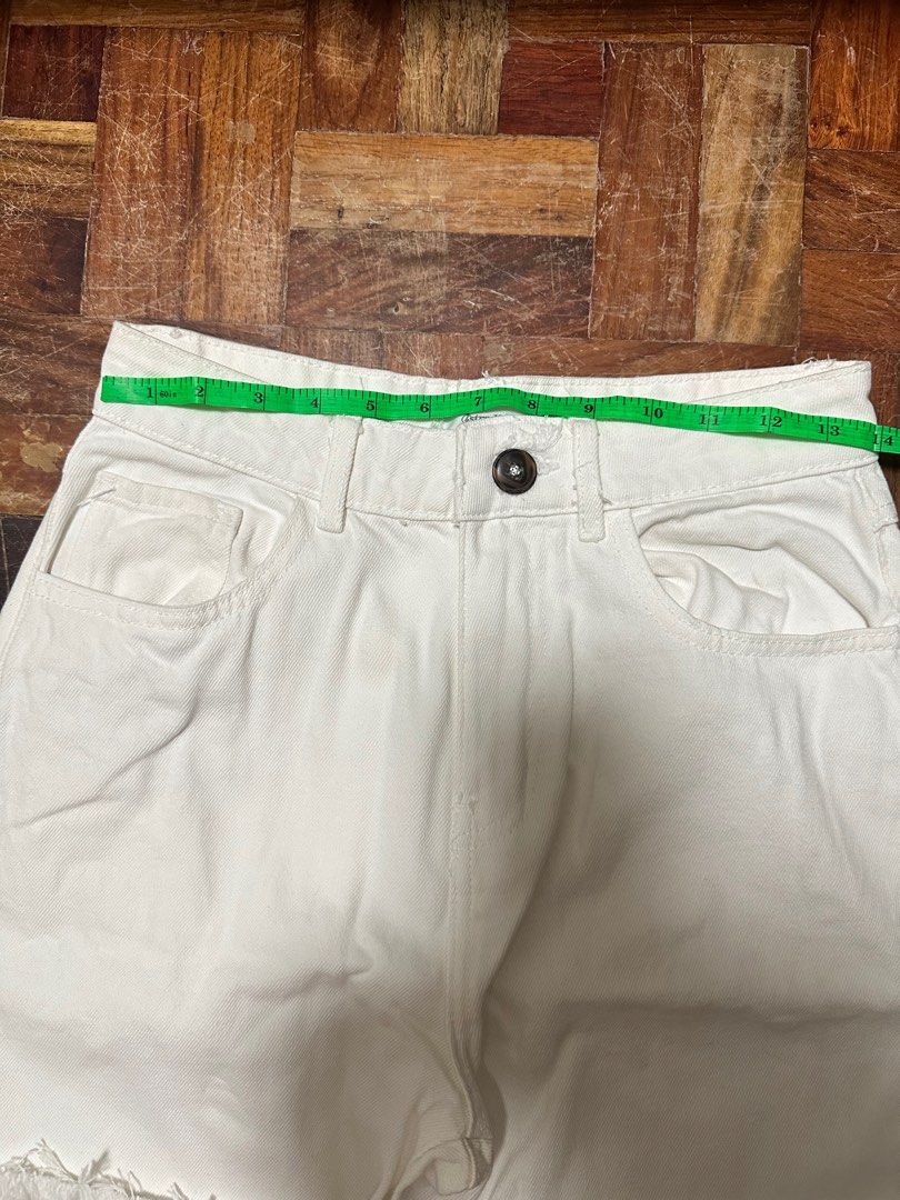 No Brand Wide Leg Jeans (Category: Jeans) located in Alicia. Submitted by beebuu1994 (Listing ID 1370131953, Image 1). Description: Waist 28.
