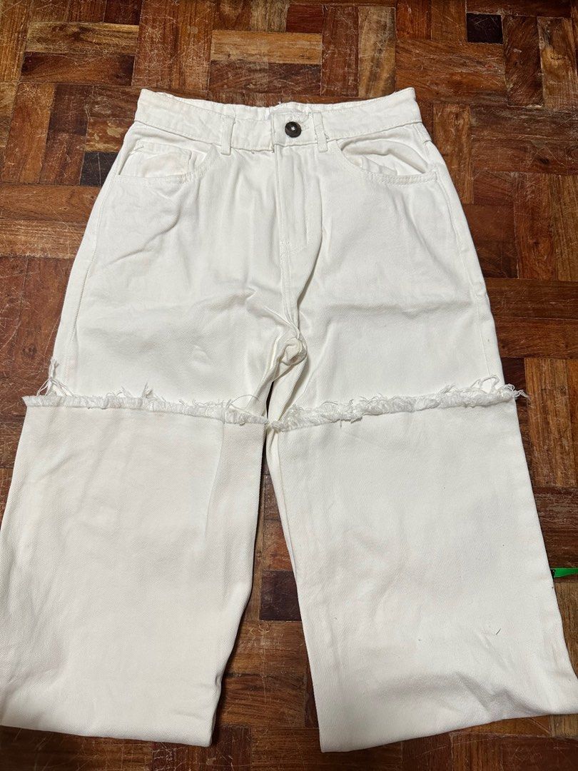 No Brand Wide Leg Jeans (Category: Jeans) located in Alicia. Submitted by beebuu1994 (Listing ID 1370131953, Image 2). Description: Waist 28.