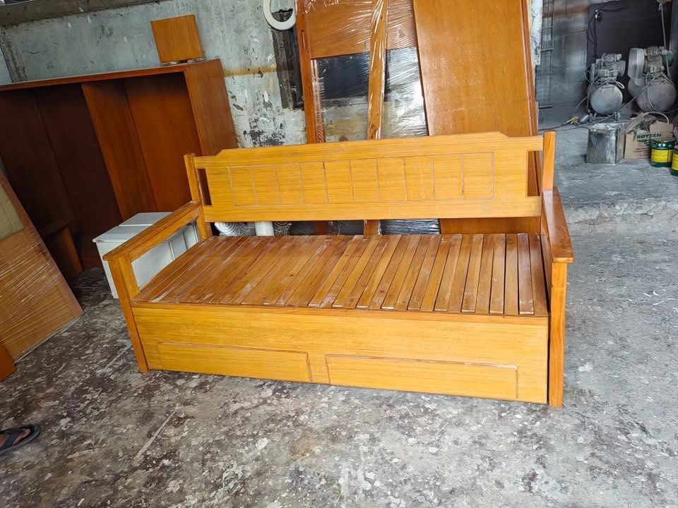 On hand expandable pull out Day bed (Category: Bed Frames & Mattresses) located in Paranaque City. Submitted by FLess.ph (Listing ID 1370184167, Image 1). Description: Onhand expandable day bed with drawers Dimension 54x75 Materials mahogany wood and 3/4 plyboard We can change wood colour / finish . FREE OF CHARGE 💖 Just let us know your preferred colour.. Additional 7,000 if with cushions. .