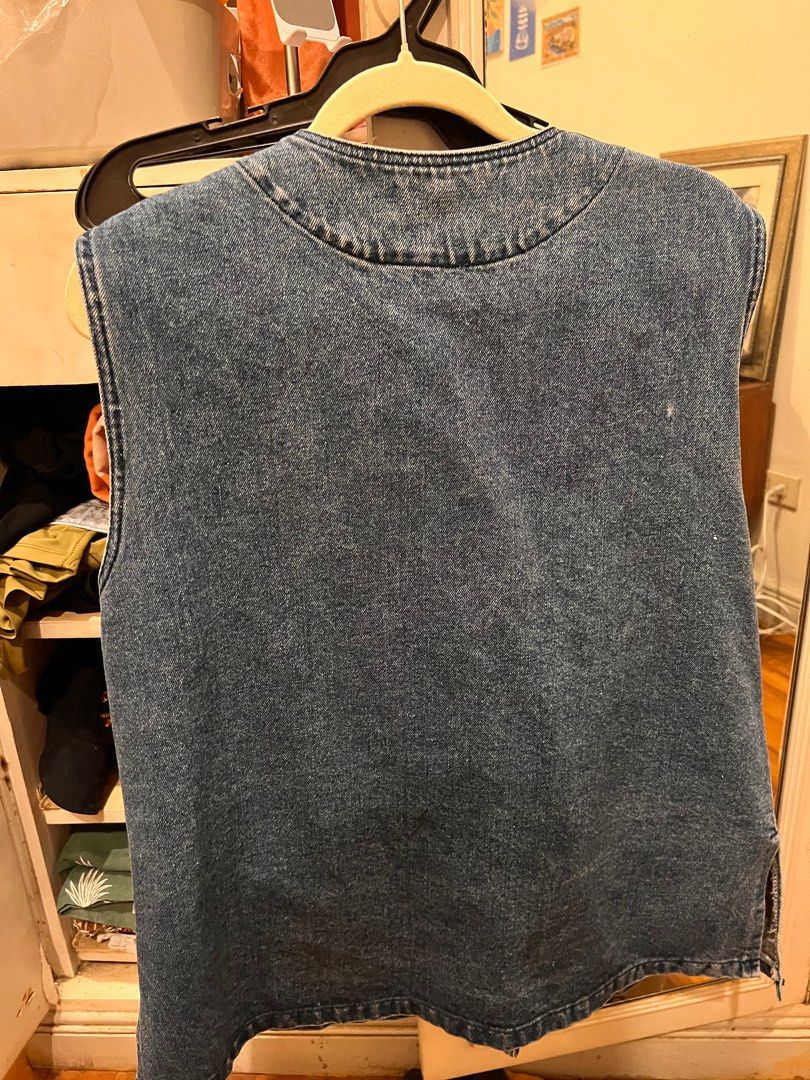 Oversized denim vest (Category: Others Tops) located in Paranaque City. Submitted by declutter0921 (Listing ID 1370185387, Image 2). Description: Bought from an IG store Size is large .