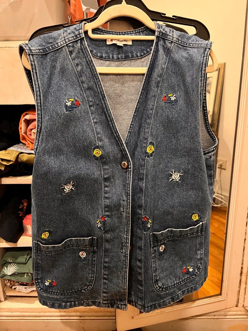 Oversized denim vest (Category: Others Tops) located in Paranaque City. Submitted by declutter0921 (Listing ID 1370185387, Image 1). Description: Bought from an IG store Size is large .