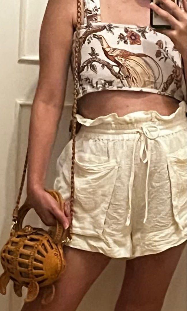 Shona joy (Category: Shorts) located in Bacoor. Submitted by phatmom (Listing ID 1370096009, Image 2). Description: Authentic Shona Joy shorts Cute summer beach gartered waist shorts Oatmeal color monochrome linen Used once .