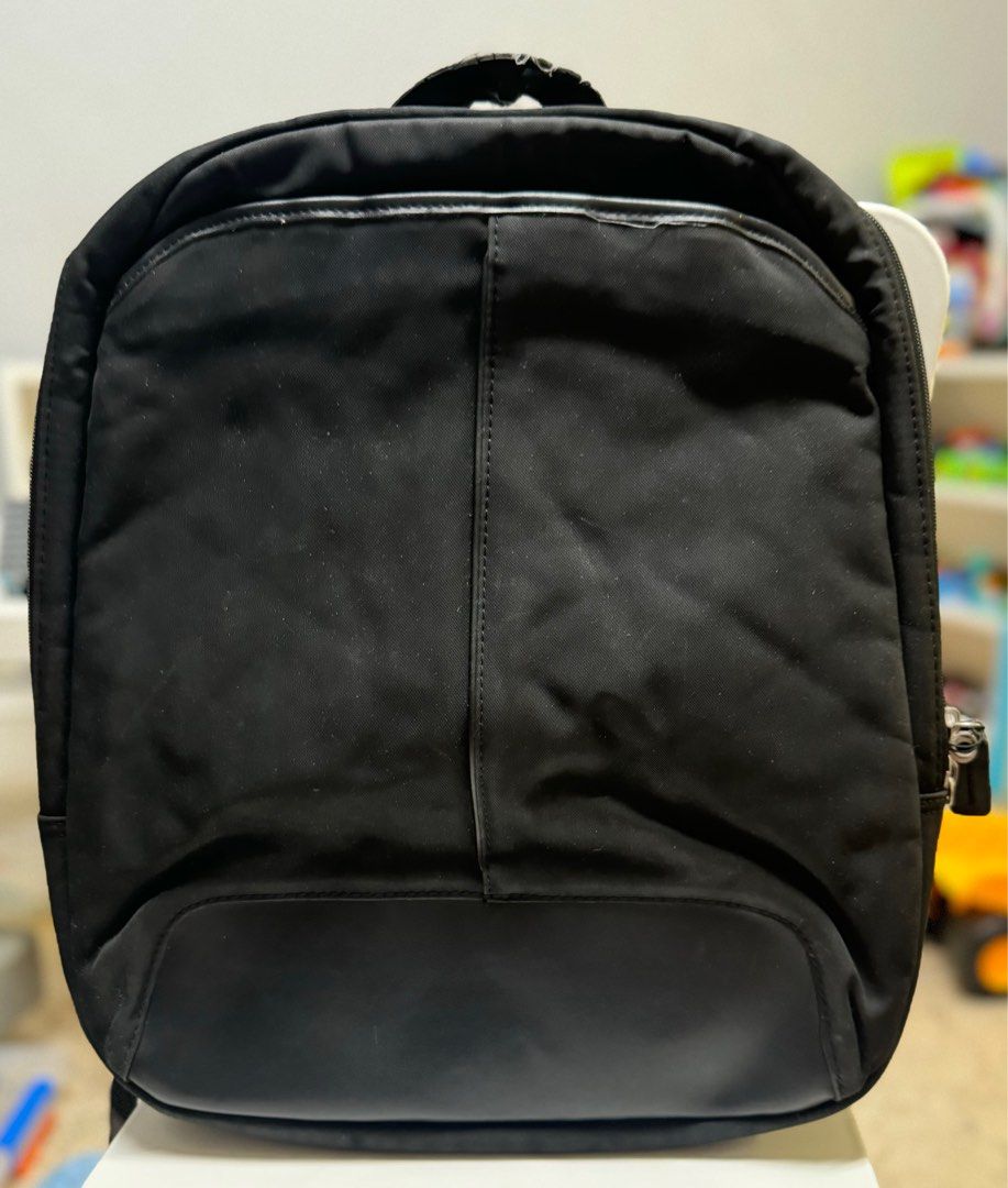 Targus Laptop Backpack / Bag (Category: Laptop Bags & Sleeves) located in Pasig City. Submitted by mco2223 (Listing ID 1370241111, Image 1). Description: Bought this twice because despite its flaw in terms of the integrity of its top handle, the main compartment duly serves its purpose and the backpack is not that bulky. The 2nd one (3rd &4th pic) was the first one bought. 1st - 800 (one with still the top handle) 2nd - 600 (one with no top handl