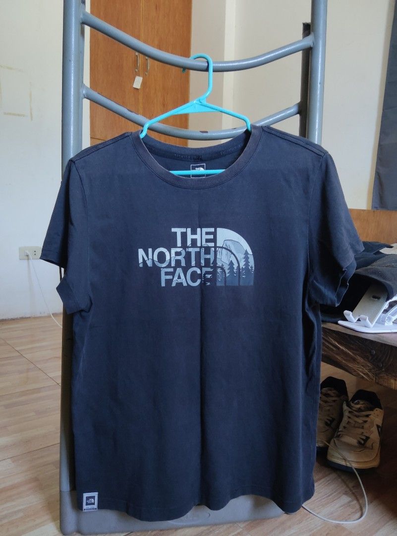 THE NORTH FACE women tshirt (Category: Shirts) located in San Carlos. Submitted by declutteringv1 (Listing ID 1370125377, Image 1). Description: W 20 L 25.5 pm for more info.