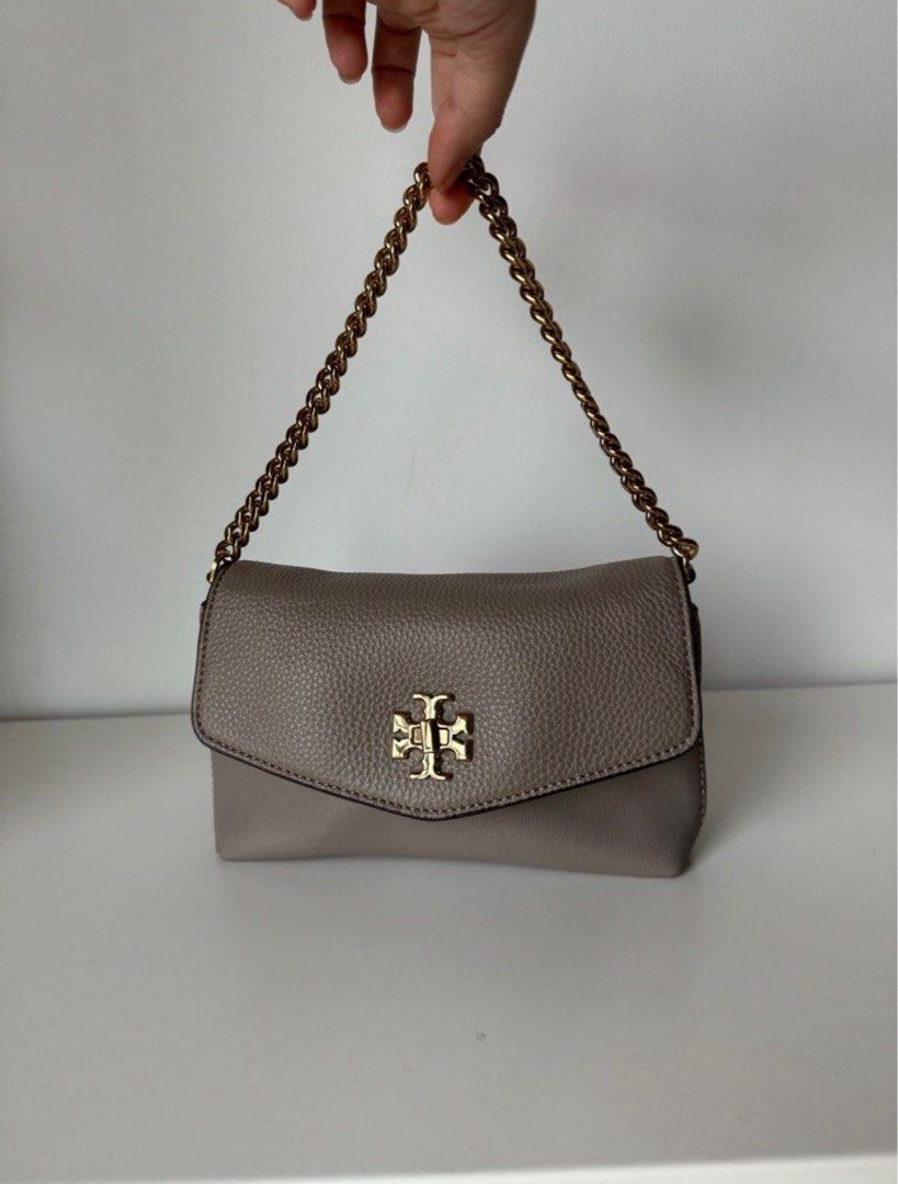 Tory Burch Bag (Category: Luxury Bags & Wallets) located in Cebu City. Submitted by calligraphybyden (Listing ID 1370120310, Image 1). Description: 💯 authentic No dust bag Slightly used but its been stored for awhile See pictures for reference.