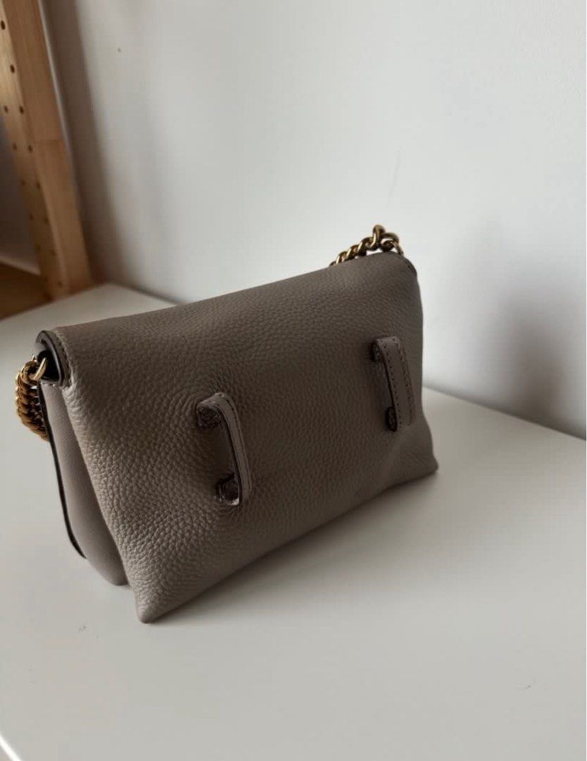 Tory Burch Bag (Category: Luxury Bags & Wallets) located in Cebu City. Submitted by calligraphybyden (Listing ID 1370120310, Image 3). Description: 💯 authentic No dust bag Slightly used but its been stored for awhile See pictures for reference.