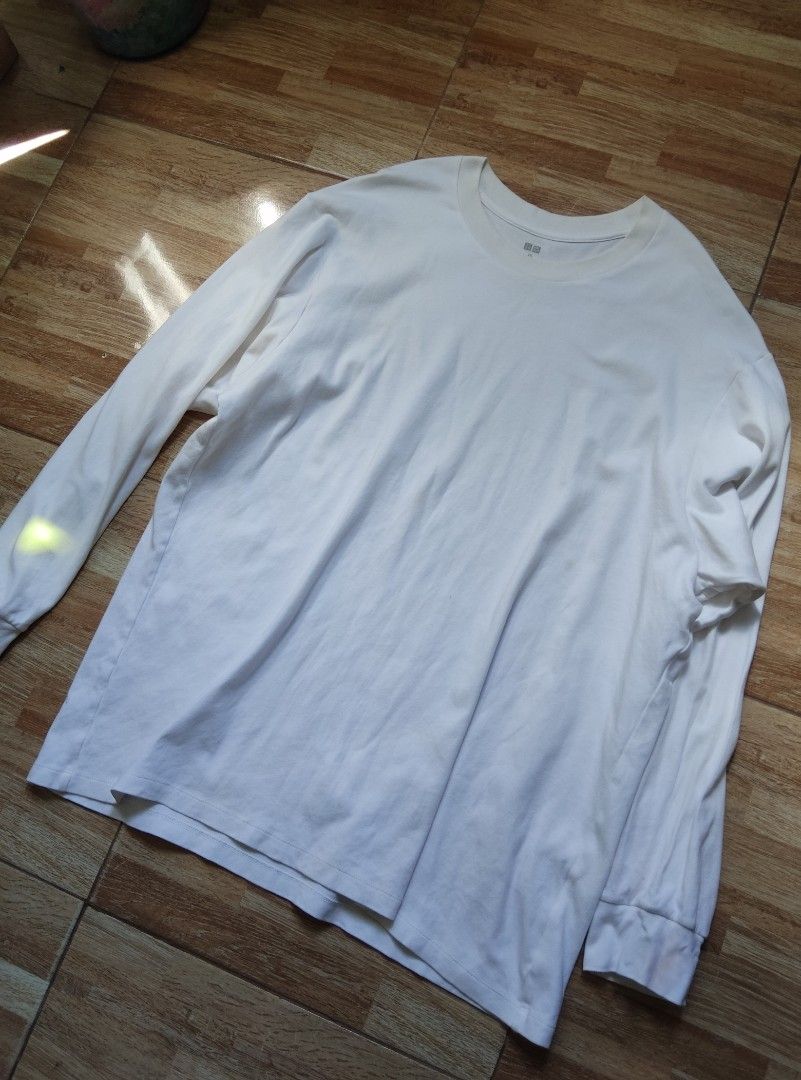UNIQLO longsleeve white (Category: Activewear) located in San Carlos. Submitted by declutteringv1 (Listing ID 1370123528, Image 2). Description: W 26 L 30 pm for more info.