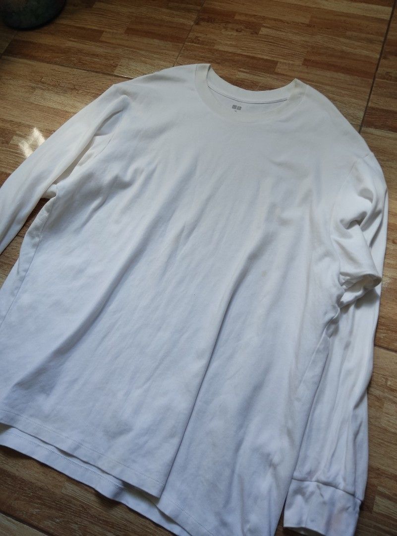 UNIQLO longsleeve white (Category: Activewear) located in San Carlos. Submitted by declutteringv1 (Listing ID 1370123528, Image 3). Description: W 26 L 30 pm for more info.