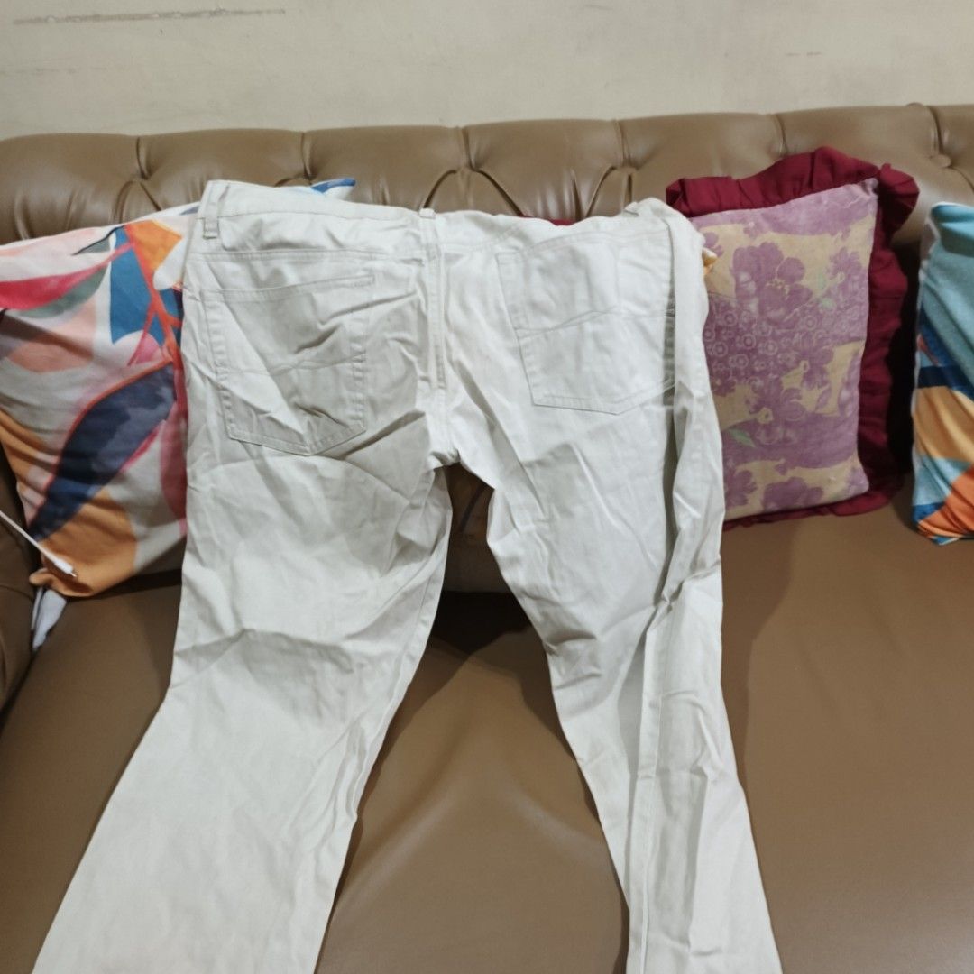 VINTAGE BENCH OFF WHITE JEANS (Category: Jeans) located in Taguig. Submitted by classy_luxury_aromatic (Listing ID 1370081709, Image 3). Description: straight cut! barely used mga boss natambak na sa Bahay!.