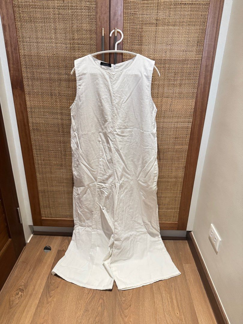 Wanhiyan Jumpsuit in White with Lining (Category: Jumpsuits) located in Rizal. Submitted by jpspaceph (Listing ID 1370152237, Image 2). Description: 🌟 SRP: 950 🌟 RFS: Decluttering 🌟 Condition: Brand New 🌟 MOP: GCASH 🌟 NO MEET-UPS 🌟 Same-day delivery via Grab/Lalamove (buyer’s expense) .