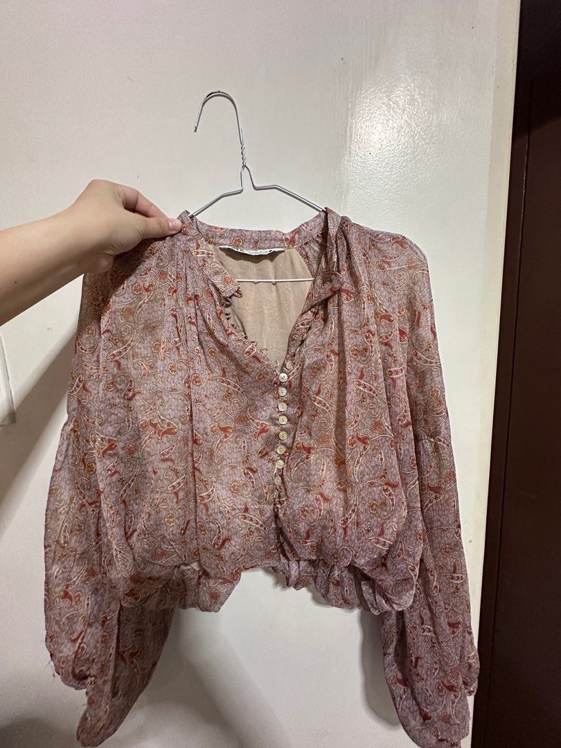 Zara and H&M cropped longsleeves 600 for both (Category: Longsleeves) located in Quezon City. Submitted by chaarmed (Listing ID 1370205379, Image 2). Description: I cant use too much cropped na hehe .