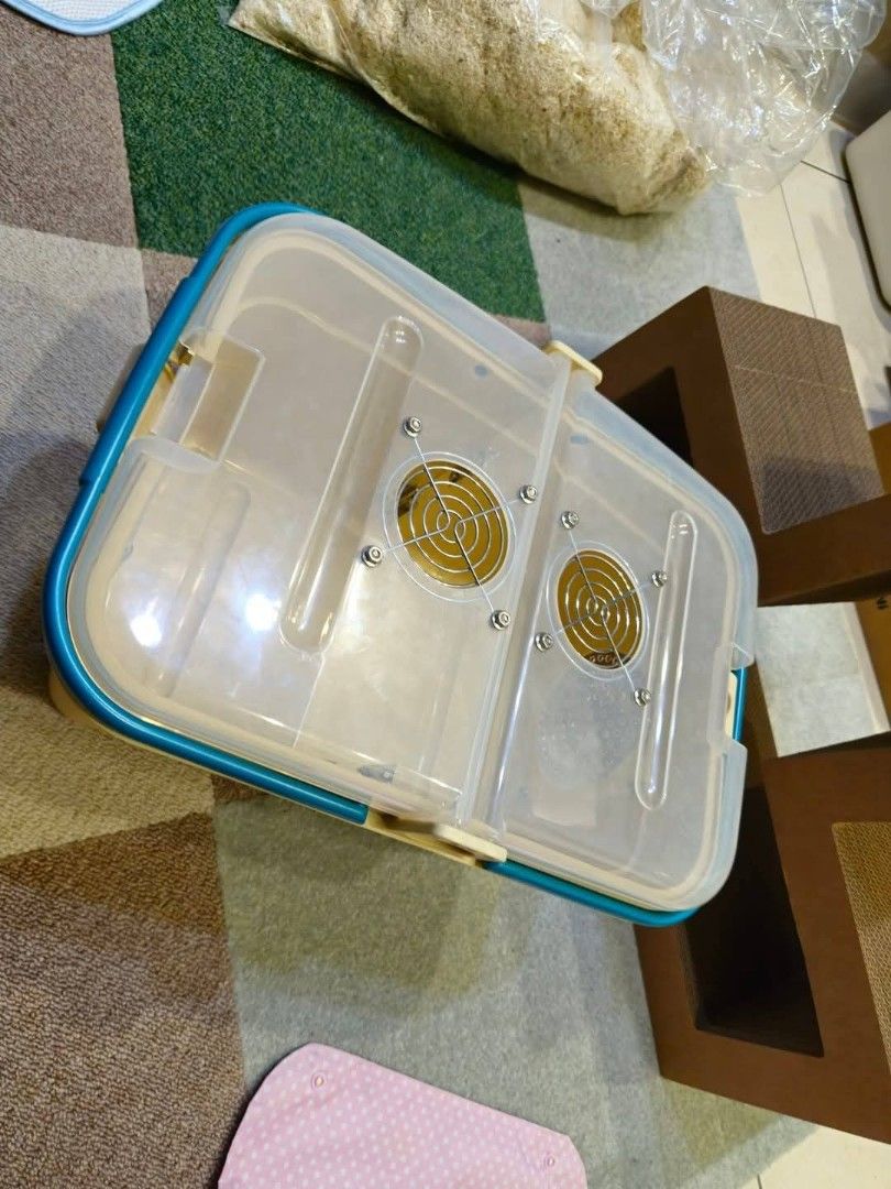 由 wwsww0479 (刊登 ID 1370251722，圖片 3) 提交，位於 台中市 (Taichung) 的 大狐狸外出籠+外袋 (類別：寵物及其他)，說明：大狐狸外出籠 含訂製外袋 有裝隔板可以一次裝2隻鼠 二手用品一定有使用痕跡～ 地點：台中北區自取，不方便寄送喔。