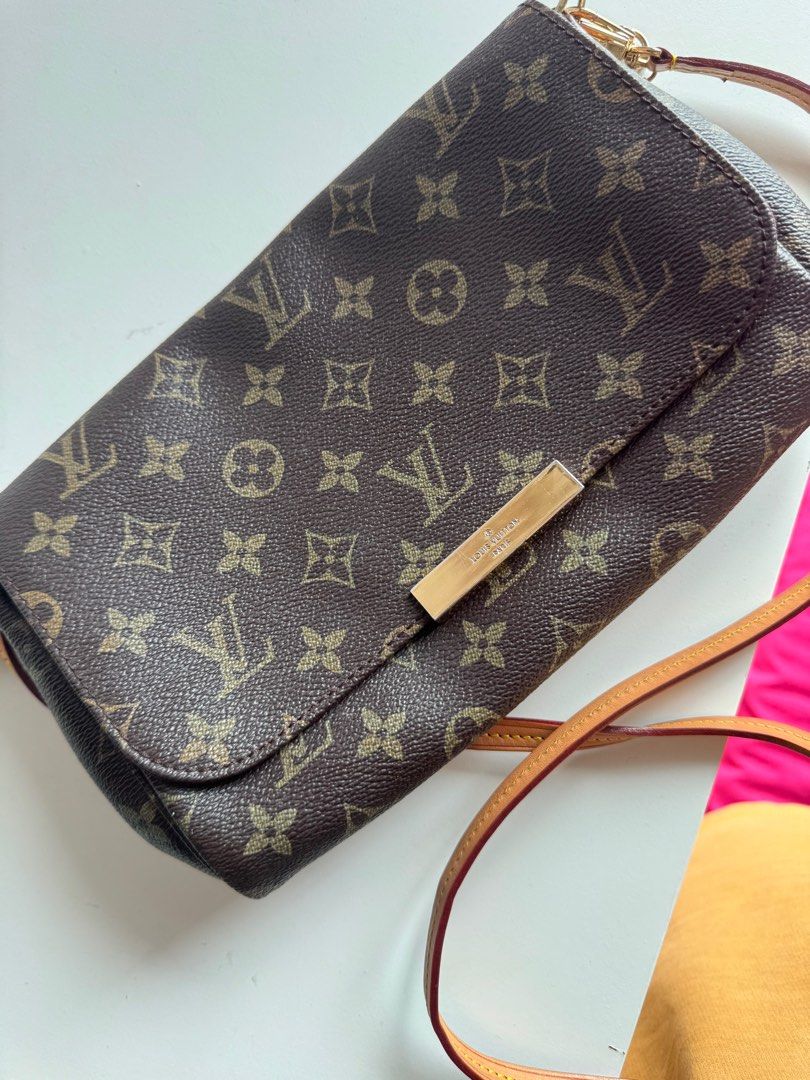 Bag Bundle (Category: Cross-body Bags) located in Cyberjaya. Submitted by 8pple (Listing ID 1370269159, Image 1). Description: add rm8 postage.