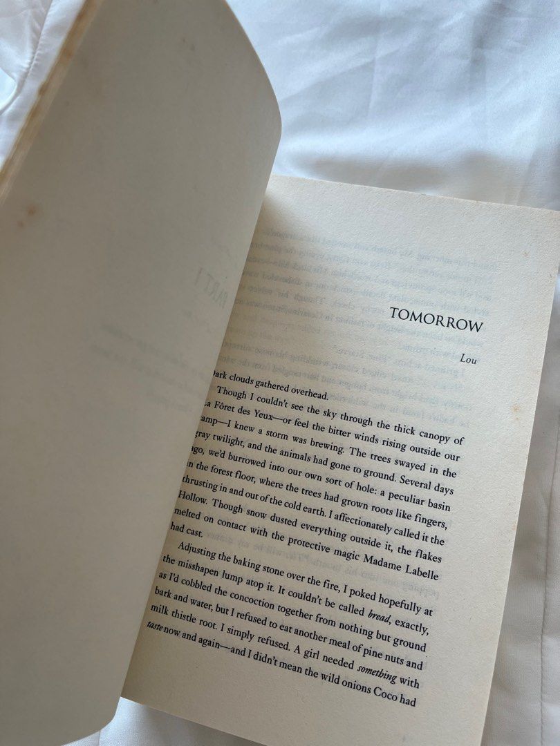 Blood & Honey (Category: Storybooks) located in Pasig City. Submitted by poohslittlefinds (Listing ID 1370344892, Image 2). Description: AUTHENTIC COPY. Has tanning on the pages and sides. (Book set: ₱650) COD: lalamove/grab COP: Gcash.