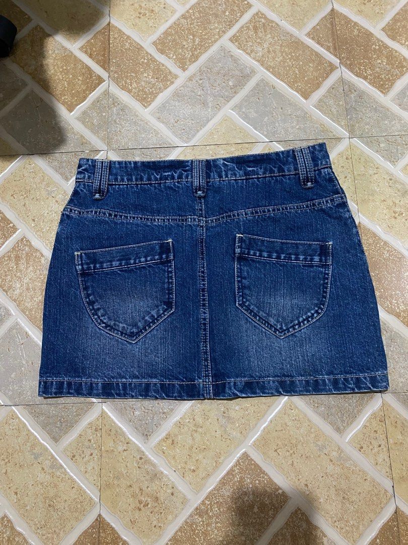 Classic blue denim skirt y2k (Category: Skirts) located in Manila. Submitted by DECLUTTERWITHADA (Listing ID 1370346848, Image 2). Description: Size: 26-28 Length: 14inches.