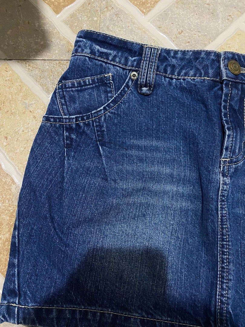 Classic blue denim skirt y2k (Category: Skirts) located in Manila. Submitted by DECLUTTERWITHADA (Listing ID 1370346848, Image 3). Description: Size: 26-28 Length: 14inches.
