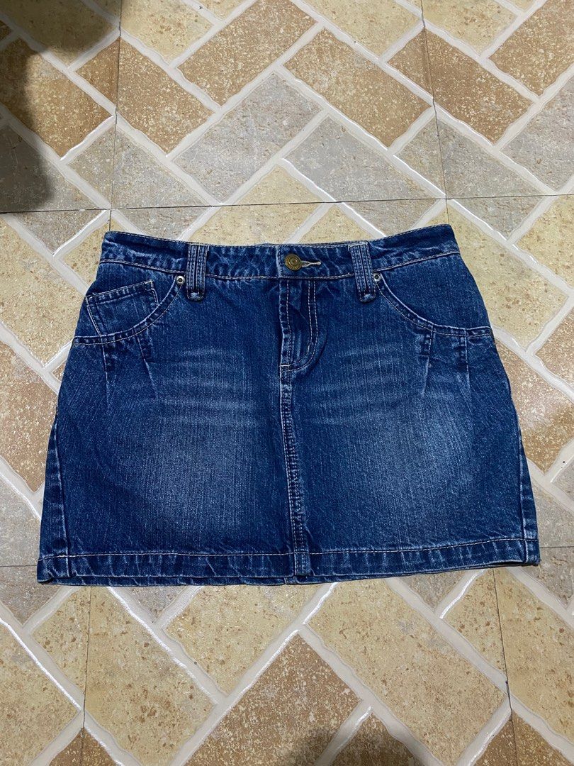 Classic blue denim skirt y2k (Category: Skirts) located in Manila. Submitted by DECLUTTERWITHADA (Listing ID 1370346848, Image 1). Description: Size: 26-28 Length: 14inches.