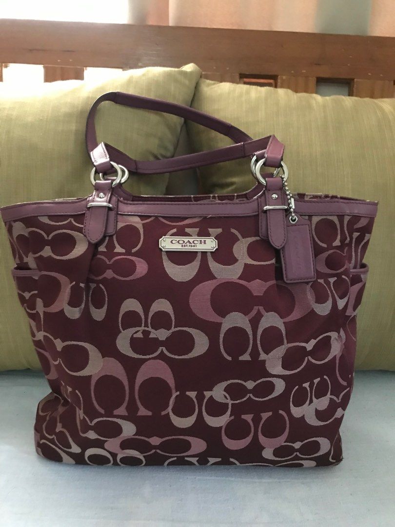 Coach tote bag (Category: Tote Bags) located in Batangas. Submitted by rdgpreloved (Listing ID 1370254172, Image 1). Description: Authentic Coach shoulder bag Dimension:16x11x4” This is like a medium size tote bag. Clean in/out Hardware,rubber linings and zipper no issues. Very minor and unnoticeable flaw on the leather bottom part. Shown in the last photo. 💵 GCASH/BDO 🚚 + SF via J&T 🏷Payment first Pay as you order 🚫No Shop ee Check out 🚫No 