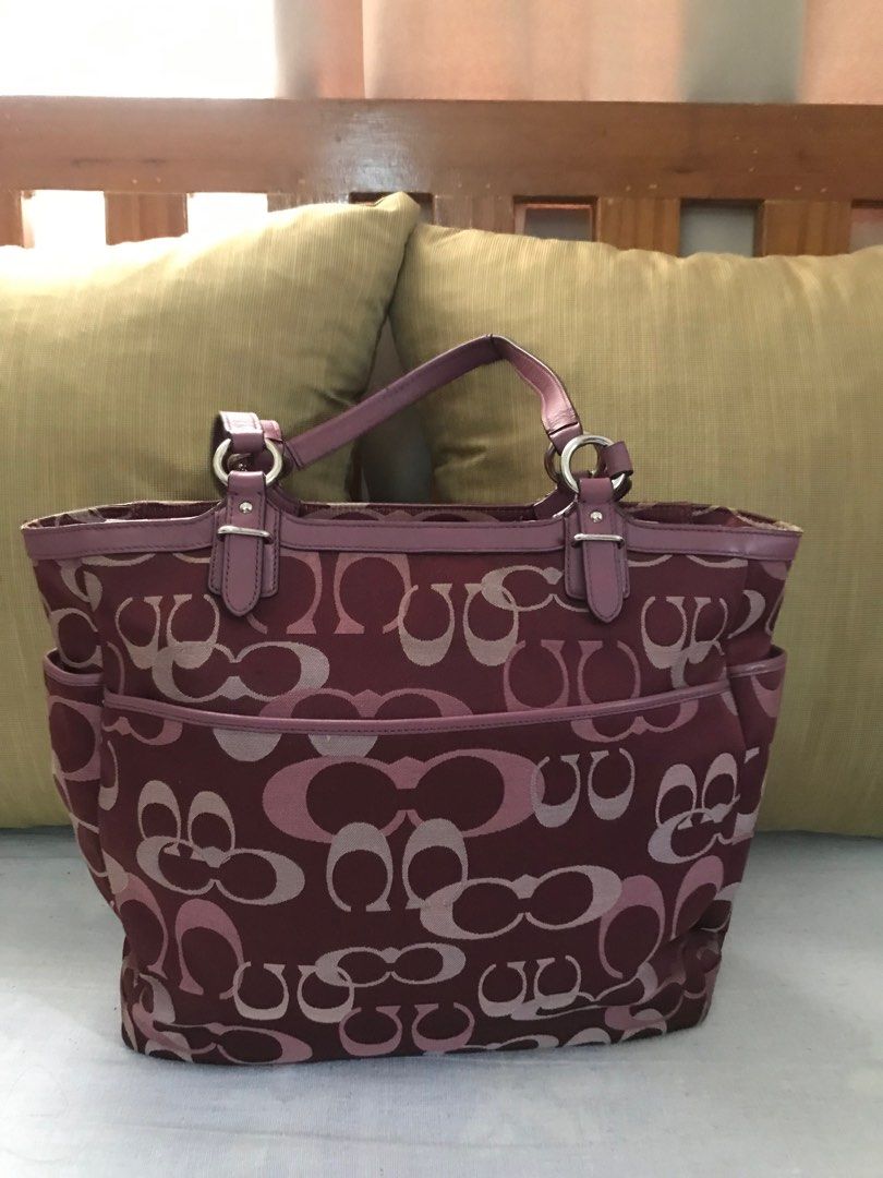 Coach tote bag (Category: Tote Bags) located in Batangas. Submitted by rdgpreloved (Listing ID 1370254172, Image 2). Description: Authentic Coach shoulder bag Dimension:16x11x4” This is like a medium size tote bag. Clean in/out Hardware,rubber linings and zipper no issues. Very minor and unnoticeable flaw on the leather bottom part. Shown in the last photo. 💵 GCASH/BDO 🚚 + SF via J&T 🏷Payment first Pay as you order 🚫No Shop ee Check out 🚫No 