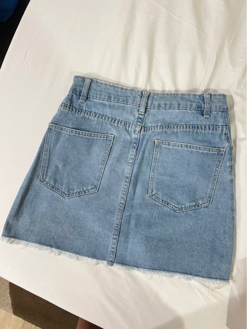 Cotton on denim skirt (Category: Skirts) located in Quezon City. Submitted by closet.fix (Listing ID 1370376510, Image 3). Description: - 10/10 condition - orig cotton on - size usa 4 (fits waist 26).