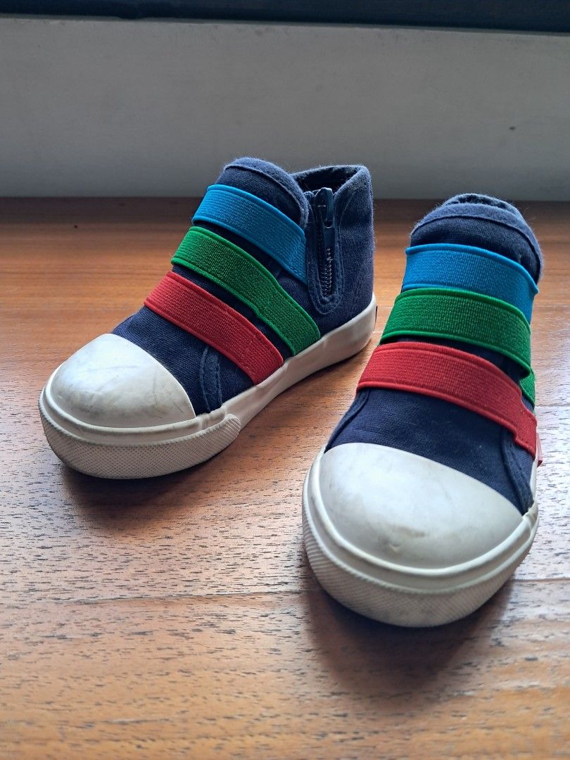 Crayola Mattie Rubber Shoes (Category: Babies & Kids Fashion) located in Quezon City. Submitted by konmare (Listing ID 1370285061, Image 1). Description: Size Euro22 RFS outgrown, decluttering Pickup at QC.